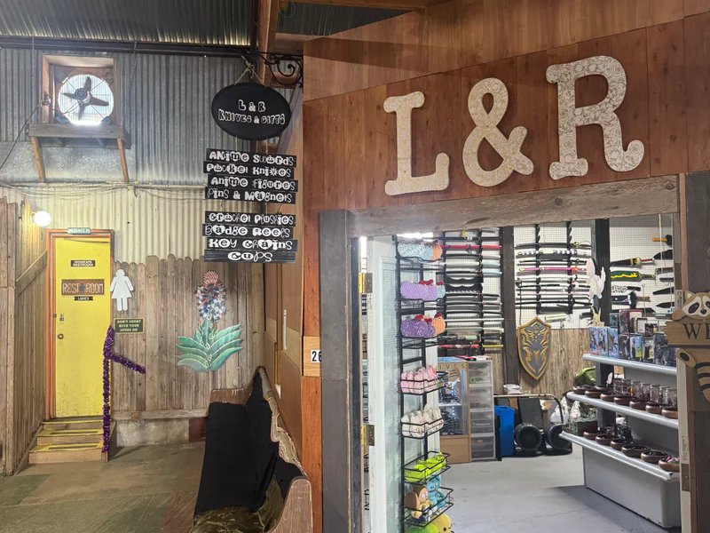 L&R Knives and Gifts is a knife store in Lockhart, Texas with a wide selection of knives.