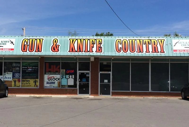 Gun & Knife Country is a knife store in Clarksville, Tennessee featuring Custom knives and knife sharpening.