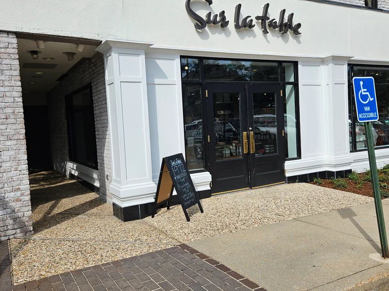 Sur la Table is a knife store in Jackson, Mississippi featuring Chef, Mac, Kitchen knives and knife sharpening.