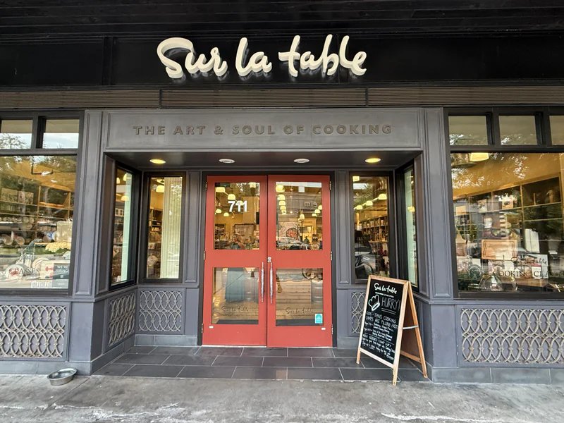 Sur La Table is a knife store in Tampa, Florida featuring Chef, Buck knives and knife sharpening.