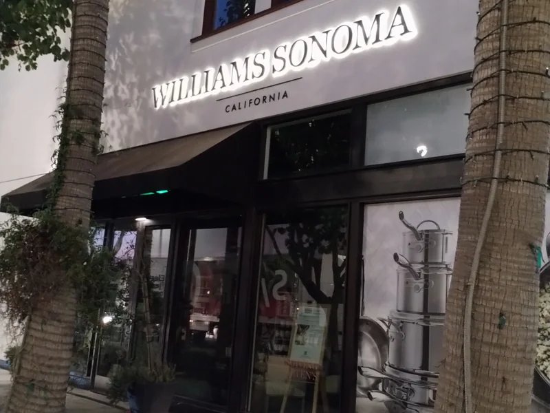 Williams-Sonoma is a knife store in Los Angeles, California featuring Custom, Kitchen, Mac knives and knife sharpening.