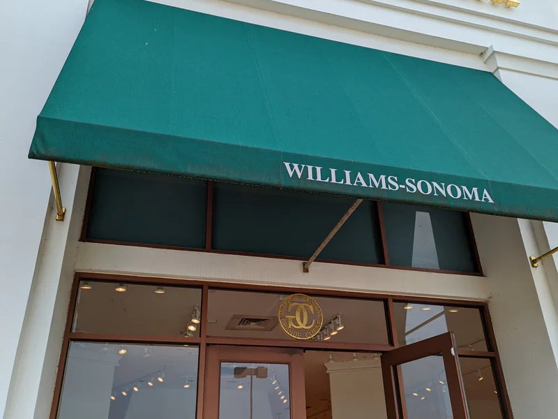Williams-Sonoma is a knife store in Palatine, Illinois featuring Mac, Wusthof, Chef knives and knife sharpening.