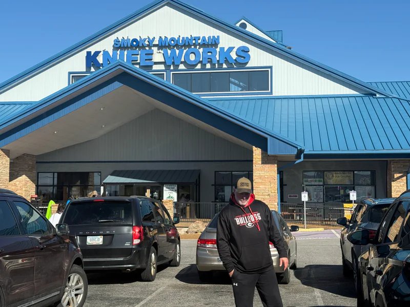 Smoky Mountain Knife Works is a knife store in Nashville-Davidson, Tennessee featuring Kershaw, Spyderco, Custom knives and knife sharpening.