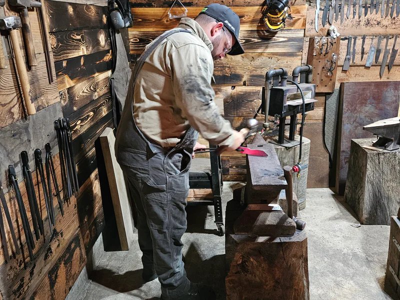 Vonhelmick Knife Company is a knife store in Allegany, Oregon featuring Custom, Handmade knives and knife sharpening.