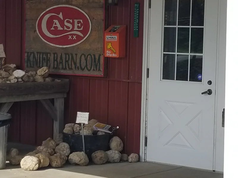 Amerson Farms country store is a knife store in Louisville/Jefferson County, Kentucky featuring Pocket knives.