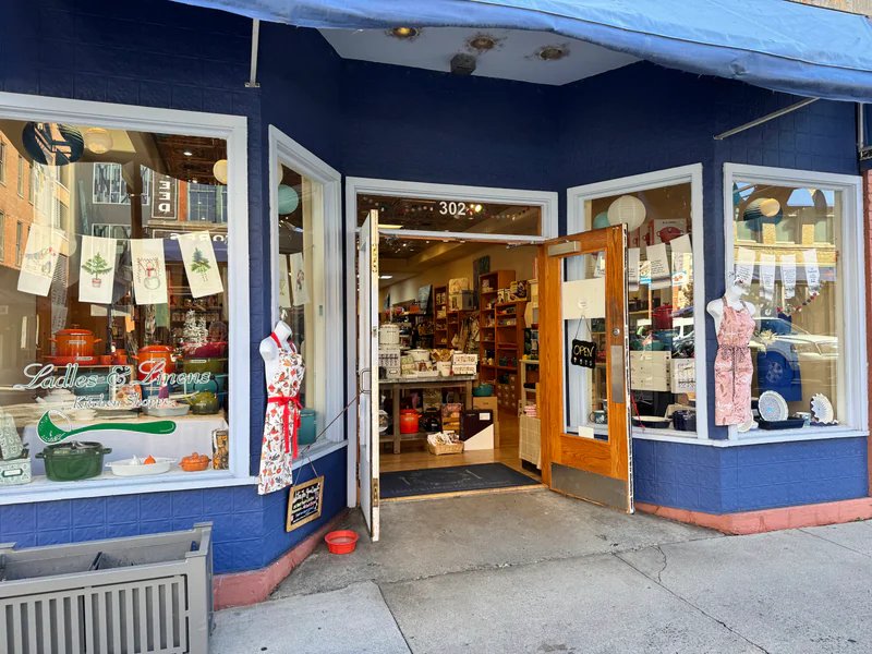 Ladles & Linens Kitchen Shoppe is a knife store in Roanoke, Virginia featuring Custom, Kitchen knives and knife sharpening.