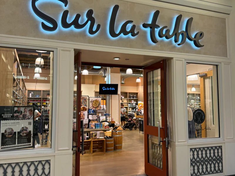 Sur La Table is a knife store in Chicago, Illinois featuring Chef, Global, Custom knives and knife sharpening.
