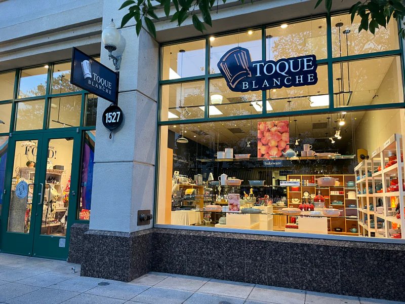 Toque Blanche is a knife store in Santa Cruz, California featuring Custom knives and knife sharpening.