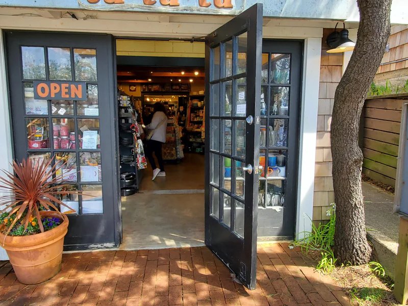 Tu Tu Tu Kitchen Cottage is a knife store in Culp Creek, Oregon featuring Kitchen knives and knife sharpening.