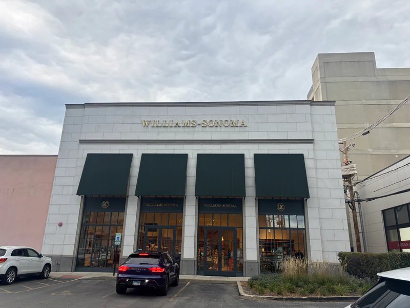 Williams-Sonoma is a knife store in Chicago, Illinois featuring Mac, Kitchen, Custom knives and knife sharpening.