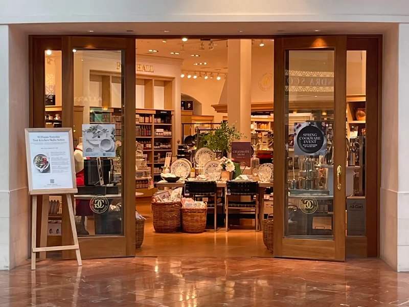 Williams-Sonoma is a knife store in Des Moines, Iowa featuring Custom, Kitchen knives.
