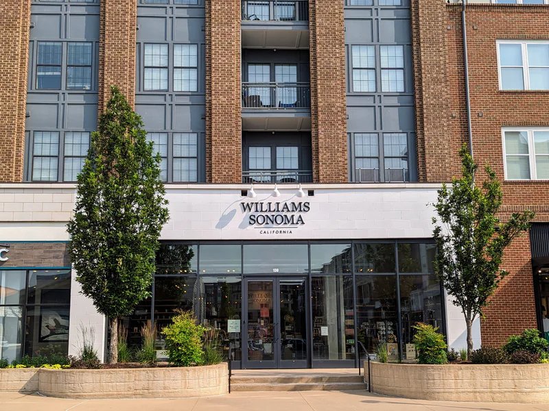 Williams-Sonoma is a knife store in Lexington-Fayette, Kentucky featuring Custom, Kitchen knives and knife sharpening.