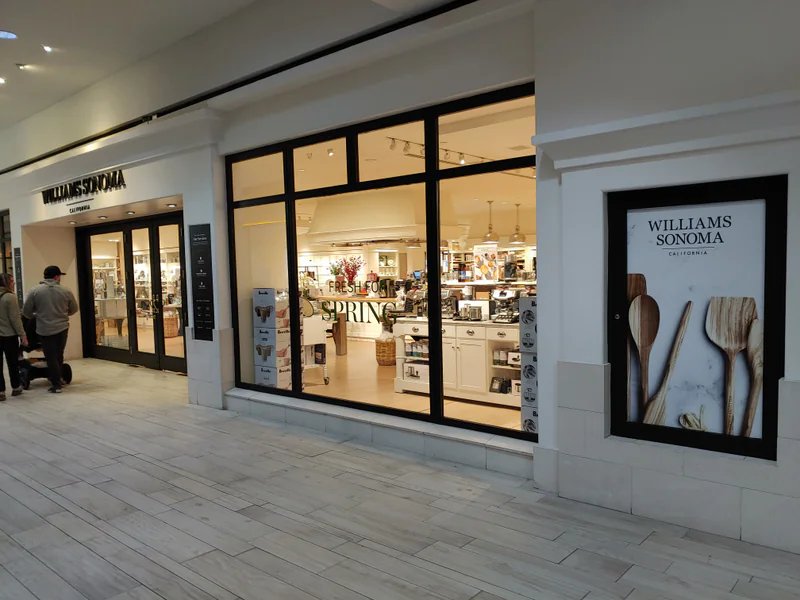 Williams-Sonoma is a knife store in Minneapolis, Minnesota featuring Custom knives and knife sharpening.