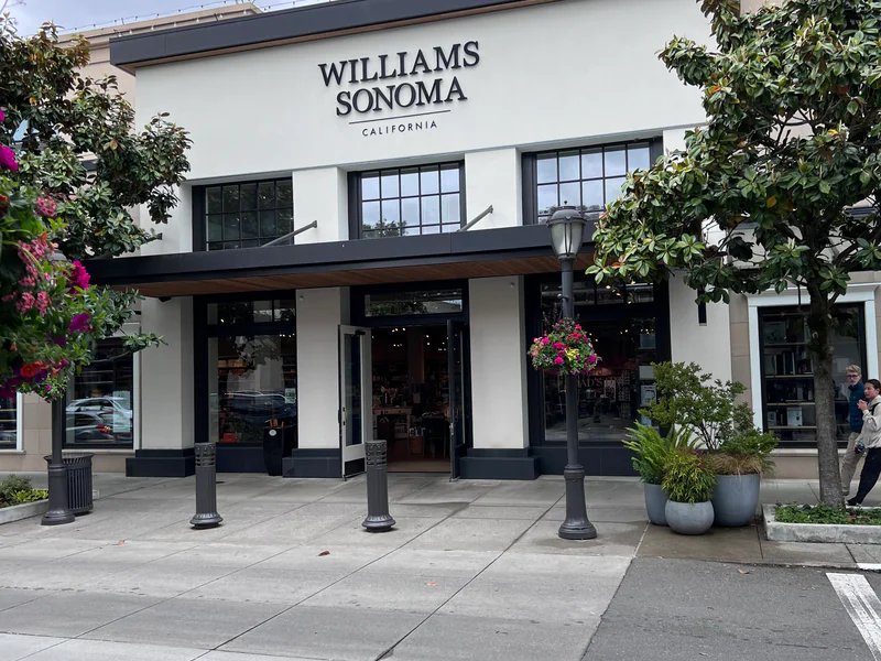 Williams-Sonoma is a knife store in Seattle, Washington featuring Mac, Wusthof, Shun knives and knife sharpening.