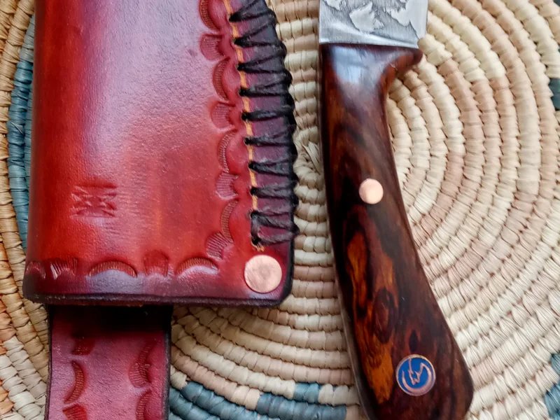 MoonDogKnives is a knife store in Ardenvoir, Washington with a wide selection of knives.