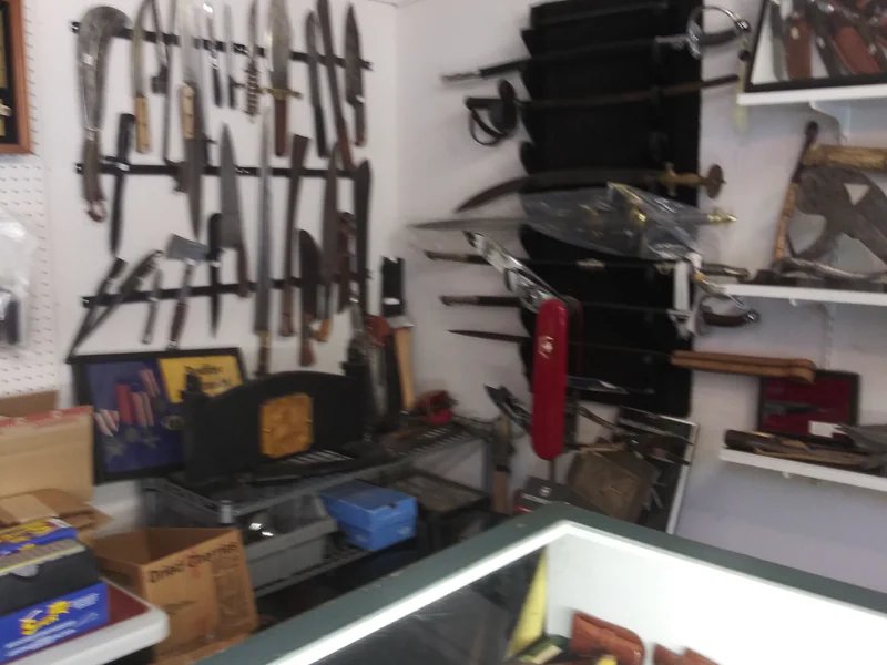 Knife Place is a knife store in Alford, Florida featuring Kershaw, Mac, Benchmade knives and knife sharpening.
