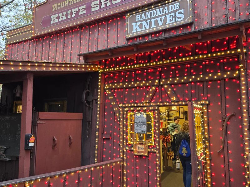 Mountain Outfitters Knife Shop is a knife store in Branson, Colorado featuring Buck knives.