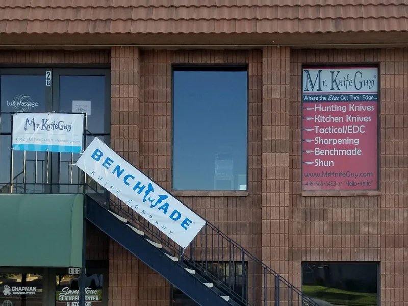 Mr. KnifeGuy® is a knife store in Gardiner, Oregon featuring Benchmade, Shun, Custom knives and knife sharpening.