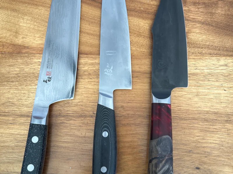 cutting edge sharpening is a knife sharpening store in Honolulu, Hawaii providing blade services.