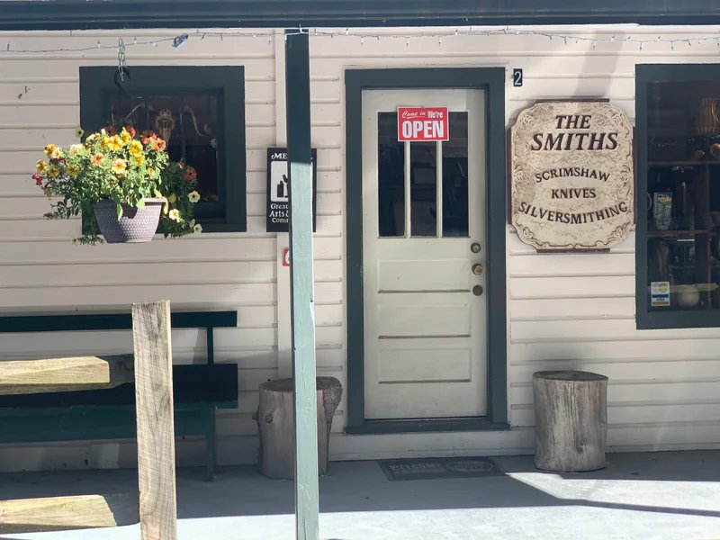 Smiths Scrimshaw Knives is a knife store in Bean Station, Tennessee featuring Handmade knives and knife sharpening.