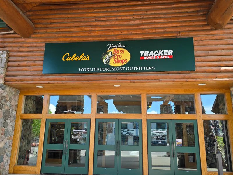 Bass Pro Shops is a knife store in Grand Forks, North Dakota featuring Hunting knives.