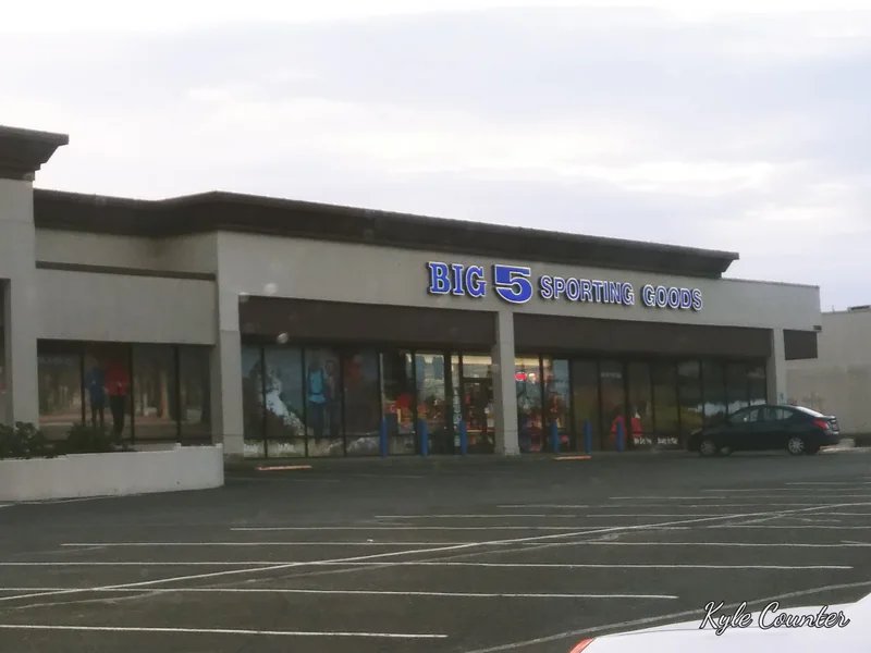 Big 5 Sporting Goods is a knife store in Everett, Washington featuring Mac, Custom knives.
