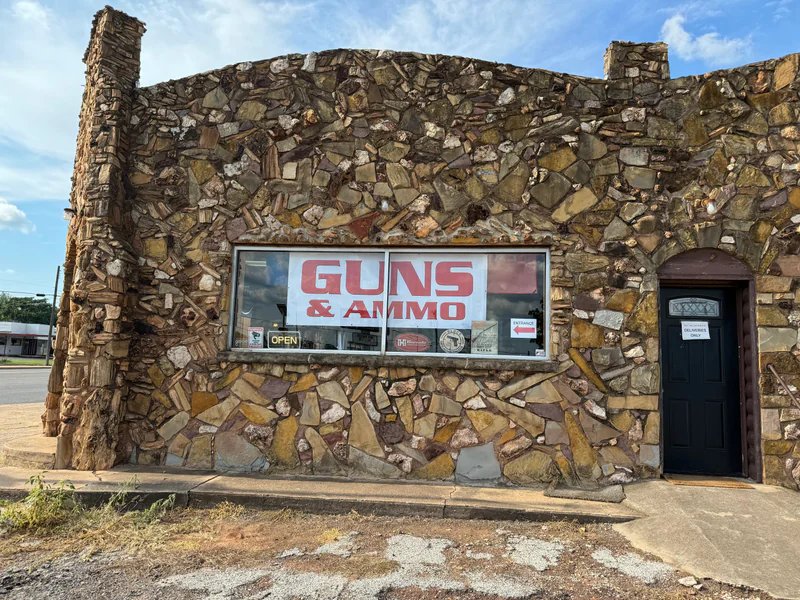 Duk n Buk is a knife store in Lexington, Oklahoma featuring Tactical, Custom knives and knife sharpening.