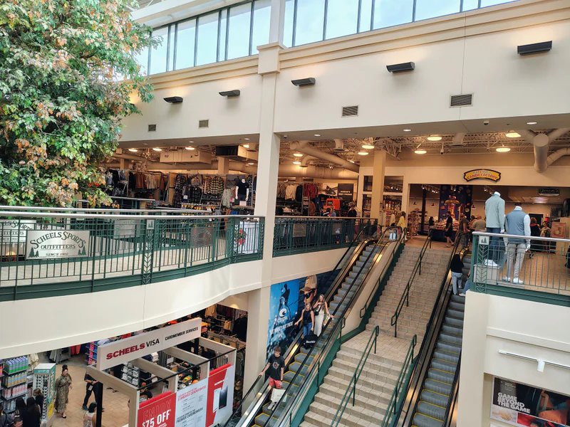 Scheels is a knife store in Des Moines, Iowa featuring Hunting, Custom knives and knife sharpening.