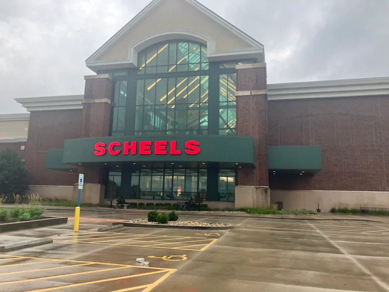 Scheels is a knife store in Springfield, Illinois featuring Custom knives.