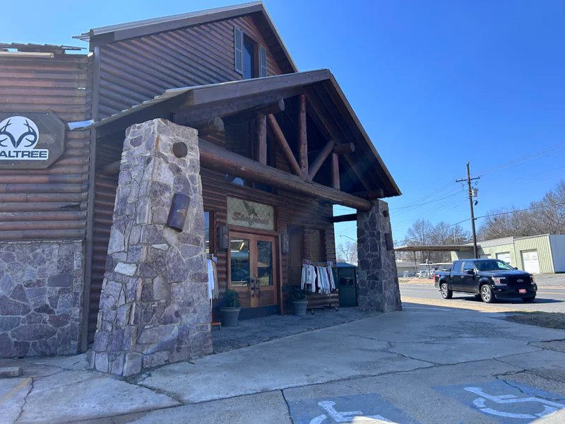Simmons Sporting Goods is a knife store in Bastrop, Louisiana featuring Hunting, Custom knives and knife sharpening.