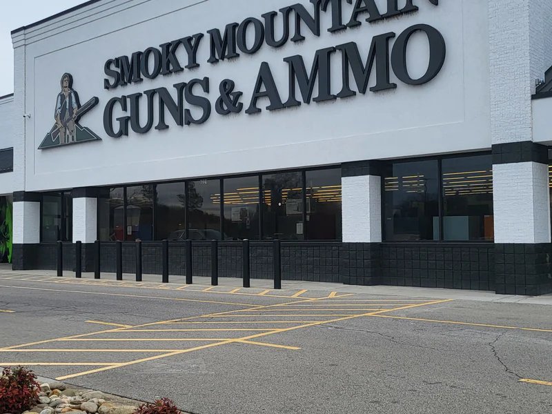 Smoky Mountain Guns & Ammo is a knife store in Knoxville, Tennessee featuring Hunting knives and knife sharpening.
