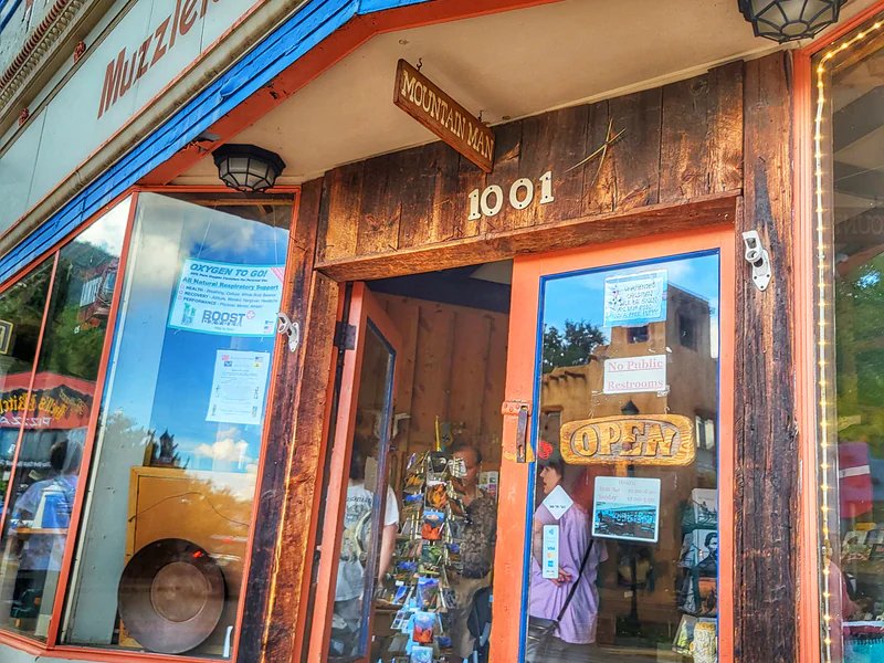 The Mountain Man is a knife store in Bethune, Colorado featuring Buck, Hunting knives and knife sharpening.