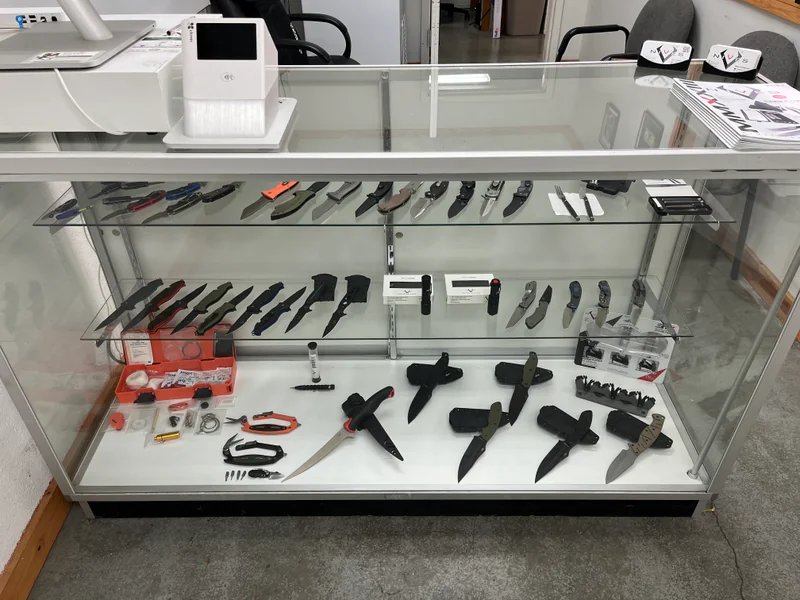 V Nives is a knife store in Adna, Washington featuring Pocket, Chef knives and knife sharpening.