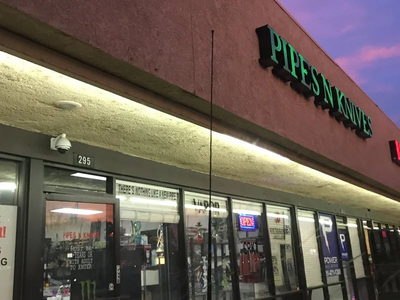 Pipes N Knives is a knife store in Murrieta, California featuring Custom knives and knife sharpening.